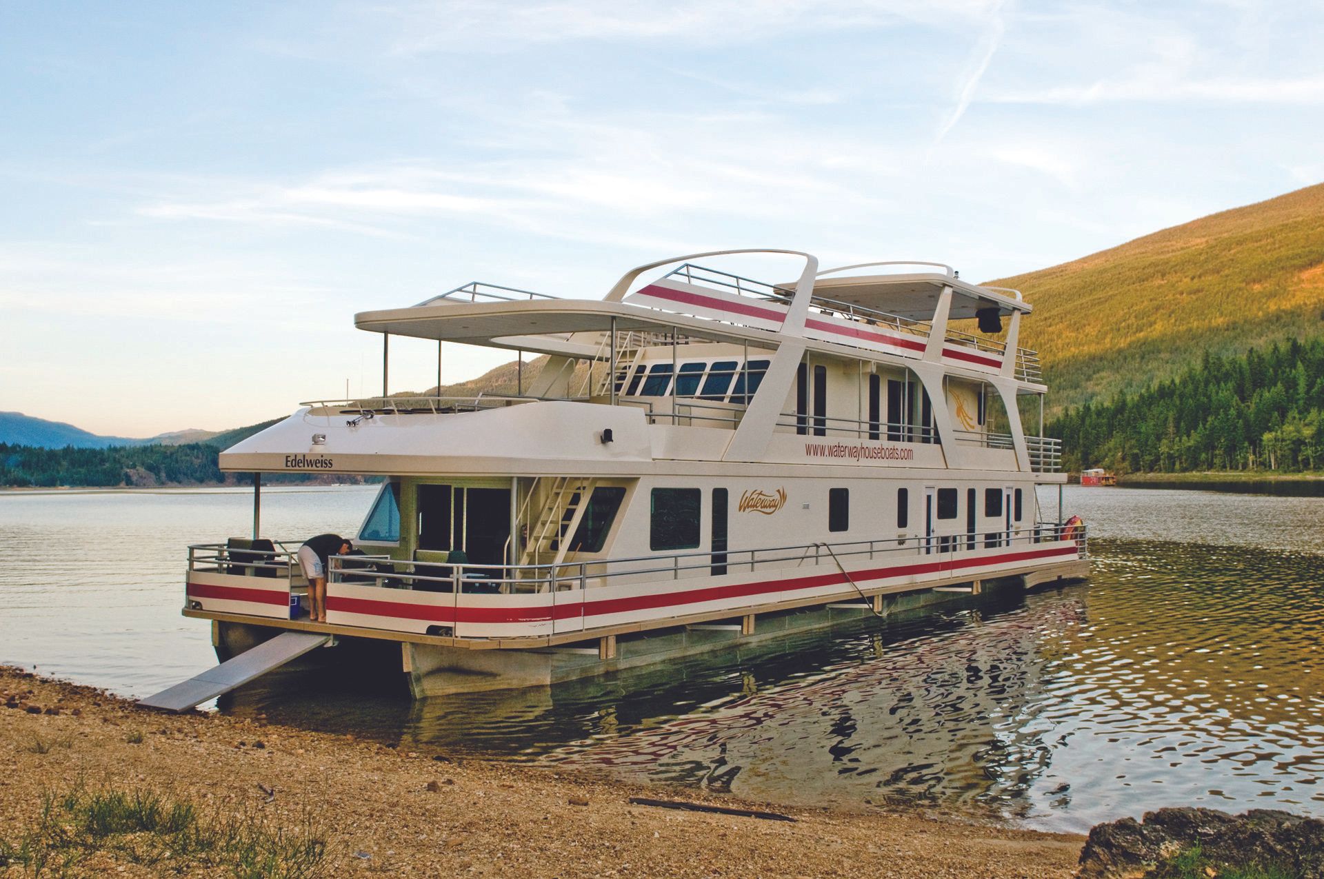 What to Expect on a Shuswap Houseboat Vacation